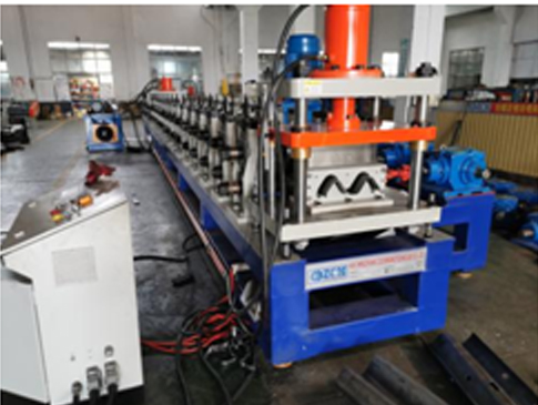 Guardrail roll forming machine